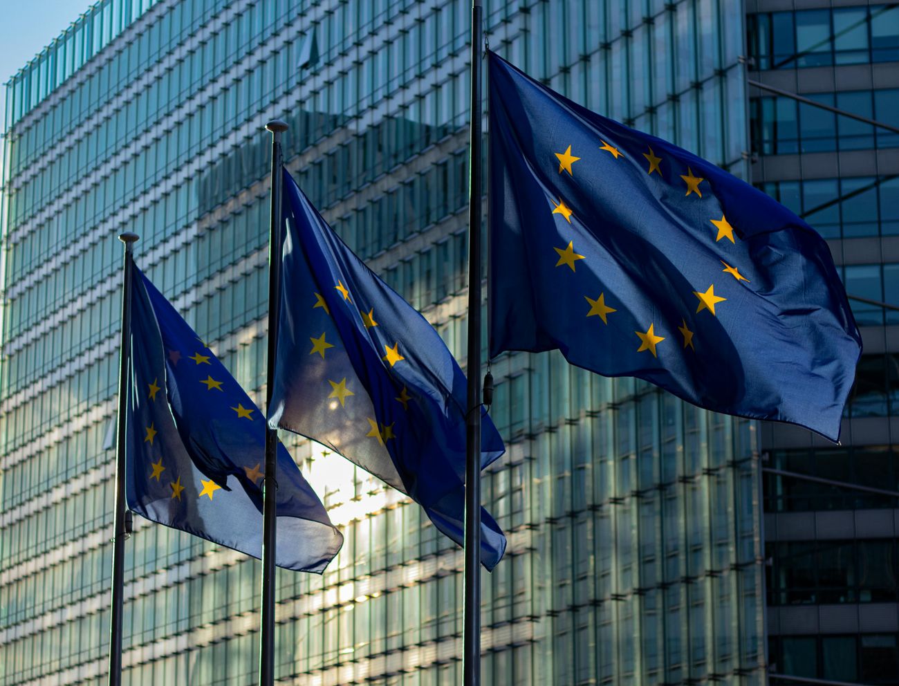 Europaflaggen vor dem Gebäude der Europäischen Kommission, Symbol für den EU AI Act