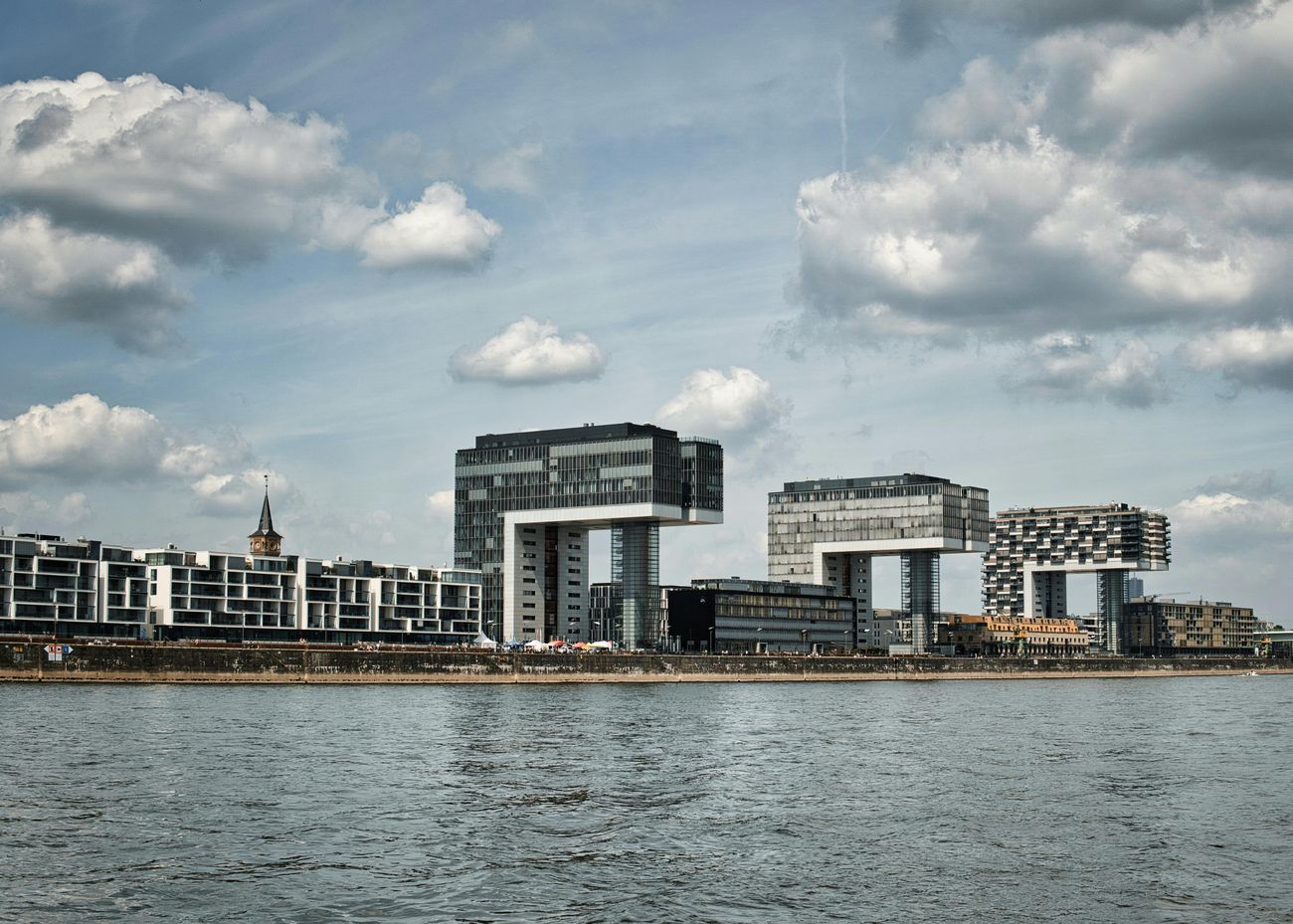 Die Kranhäuser am Rheinufer in Köln, Gründungsstadt von Norqon